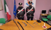 In macchina con Katana, manganello, roncola e taglierini: denunciato dai carabinieri