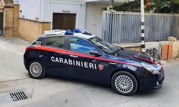 E’ ripreso dalle telecamere mentre ruba un monopattino