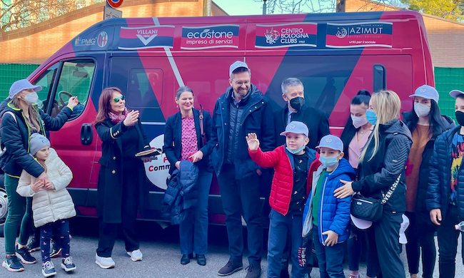 L’abbraccio della città di Bologna ai profughi: il sindaco apre il Dall’Ara ai piccoli