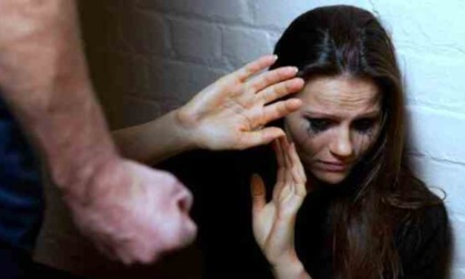 35enne violento minacciava e picchiava la compagna mentre era incinta