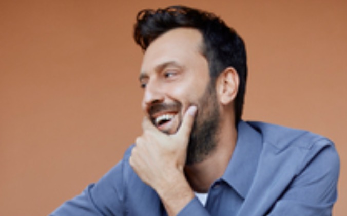 CESARE CREMONINI vola con LA RAGAZZA DEL FUTURO