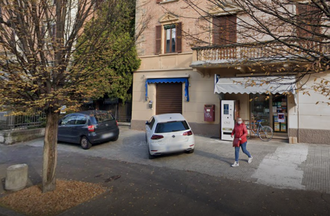Colpisce la tabaccaia in testa con una pistola e scappa con il bottino