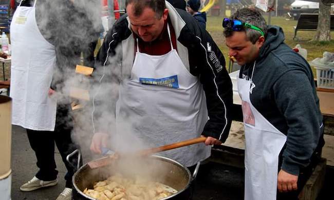 Torna a Casina la sfida ad alto tasso di colesterolo: la Festa del Cicciolo è già record con 35 paioli in gara