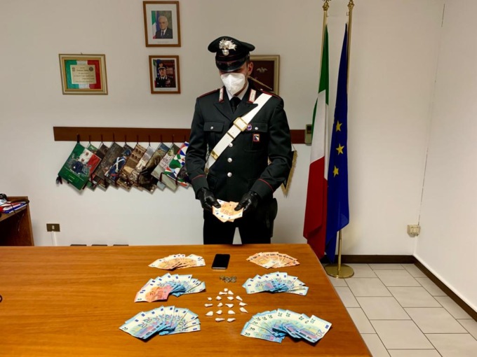 Nelle mutande una sessantina di dosi di cocaina a casa oltre 20mila euro: arrestato