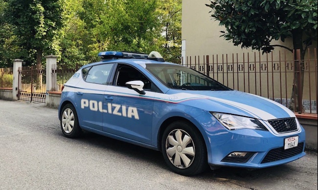 Rubano un furgone e attrezzi da lavoro, ma si dimenticano della targa