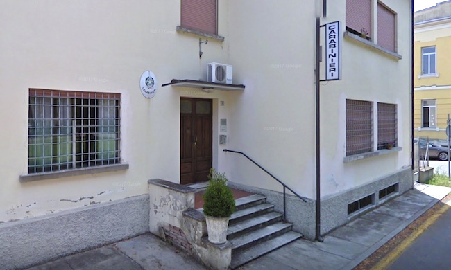 Quando una lite degenera: uno appicca un incendio fuori casa, l’altro lo porta in campagna e lo massacra di botte