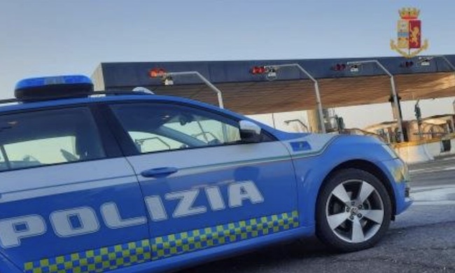 Ubriaco alla guida di un tir tra Modena e Reggio: non si ferma all’alt e viene “scortato” dalla Safety car