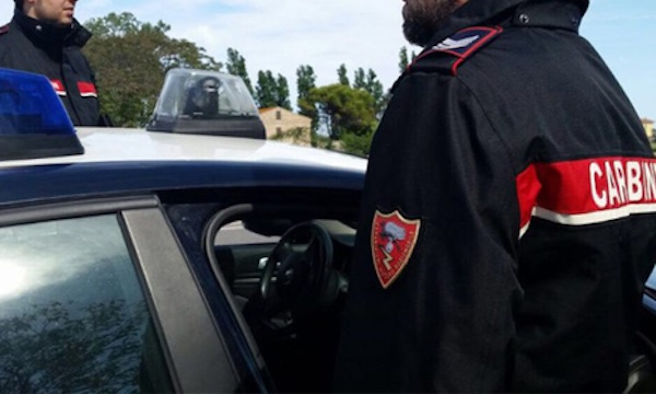 Troppo insistente con alcune ragazze, nasce un diverbio e spunta fuori un coltello