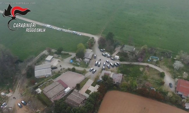 Avevano occupato una ventina di fabbricati abusivamente e rubavano energia elettrica