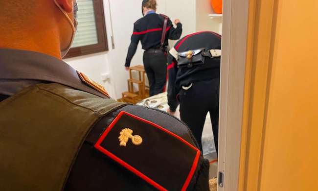 Fermano 42enne con una dose di cocaina: dopo le indagini arrivano allo spacciatore
