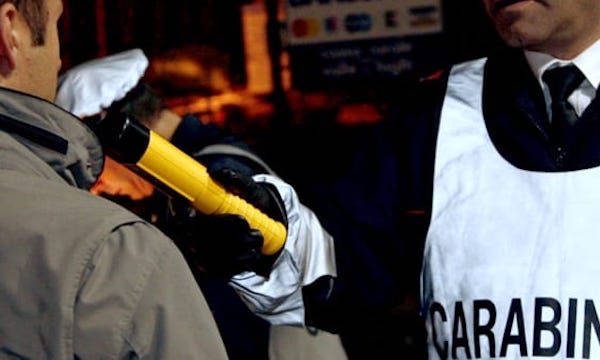 Alla guida sotto effetto di cocaina e alcol si schianta in auto contro un’abitazione a Scandiano