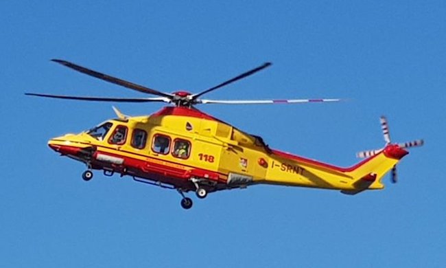 Trattore si ribalta in un campo: operaio in gravi condizioni