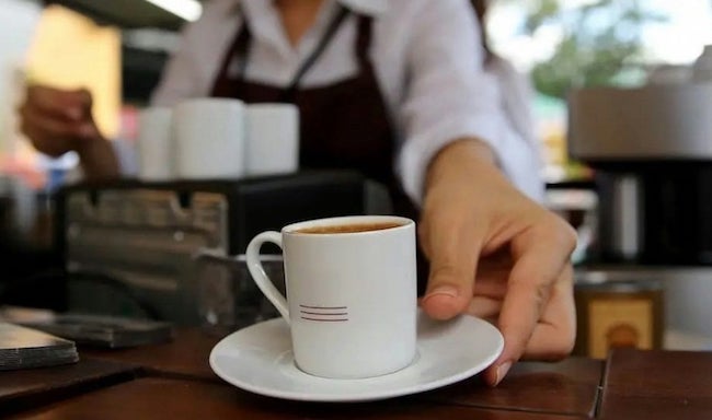 E’ già ubriaco ma chiede l’ennesima birra: dopo il rifiuto lancia una tazzina contro la barista