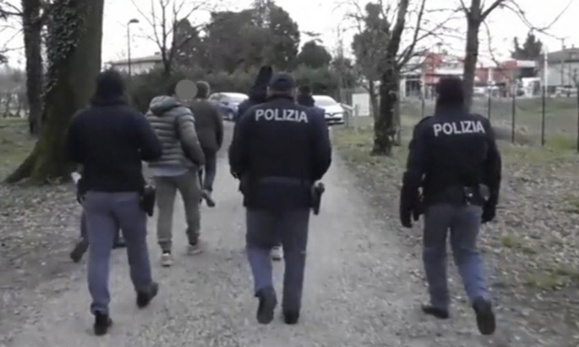 Arrestati due malviventi autori del furto in un’abitazione a Reggio