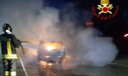 Auto in fiamme lungo via papa Giovanni a Boretto