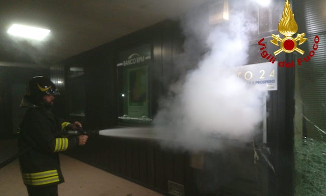 Fanno esplodere un bancomat ma prende fuoco: scappati senza refurtiva