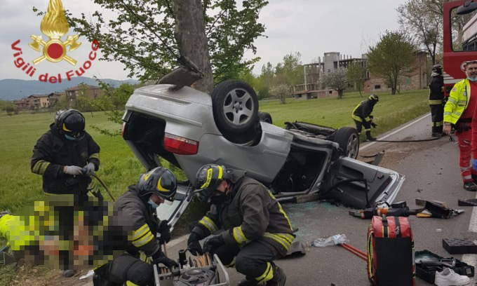 L’auto finisce contro un albero e si ribalta: due passeggeri restano intrappolati tra le lamiere, un ferito è grave