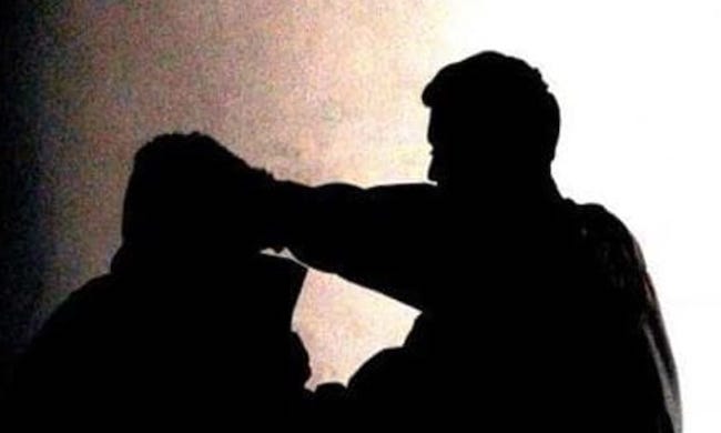 Lite per amore: si presentano sotto casa e lo aggrediscono