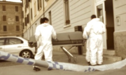 Macabro ritrovamento in centro a Reggio Emilia: un uomo con la gola tagliata