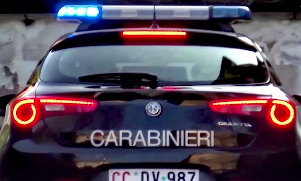 Si spoglia fuori da un locale e minaccia clienti e passanti, poi aggredisce i carabinieri