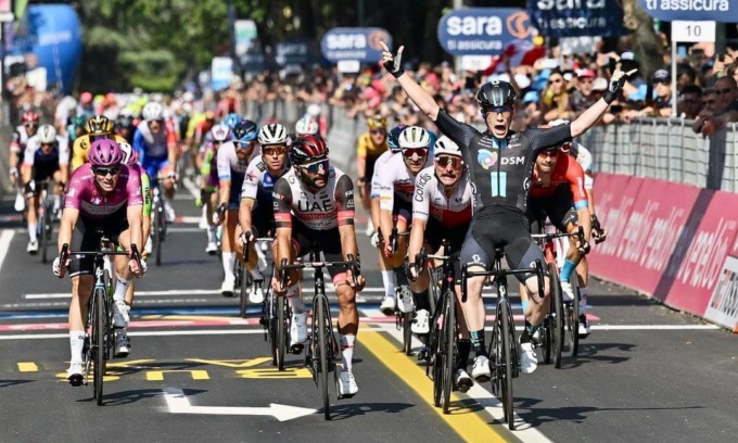 Giro 2022, prima vittoria per un italiano: il “Daino” la spunta in volata