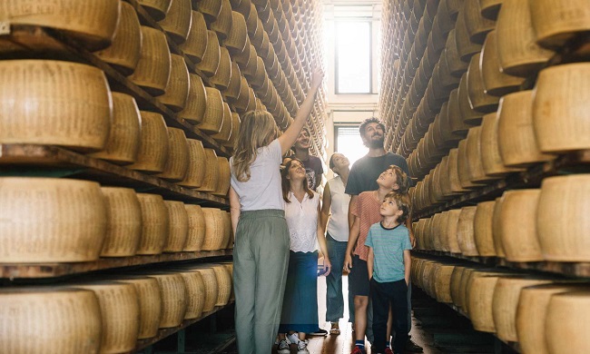 Caseifici aperti: torna l’appuntamento per scoprire i segreti del Parmigiano Reggiano