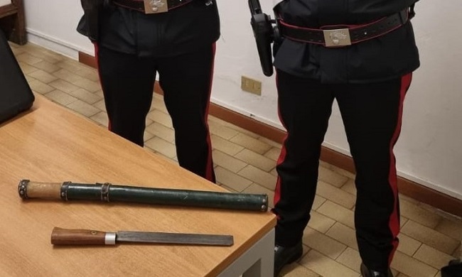 Minaccia i pakistani armato di coltellaccio e bastone: denunciato