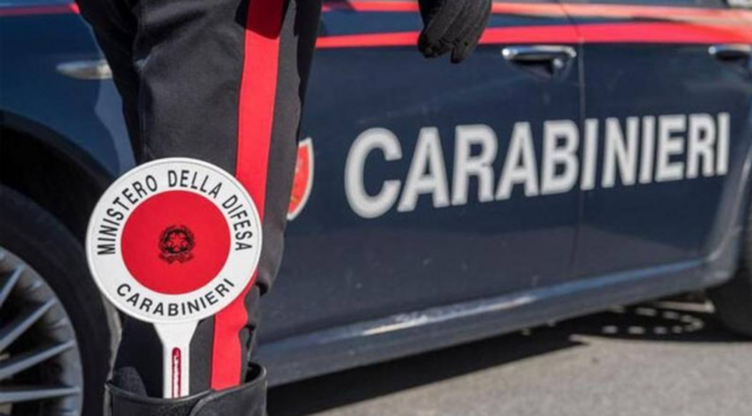 L’amico lo ospita dopo una festa e lui gli ruba auto e soldi