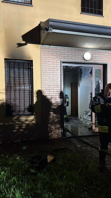 Incendio in un condominio: sei persone in ospedale