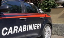 26enne demolisce la recinzione di casa della fidanzata e aggredisce i Carabinieri