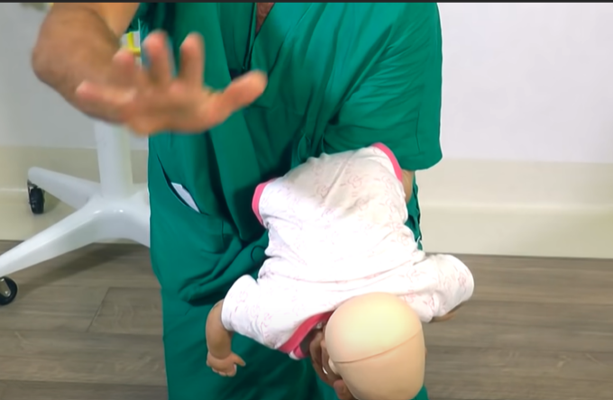 Mangia una caramella e rischia di soffocare: bimbo di tre anni salvato dal parrucchiere