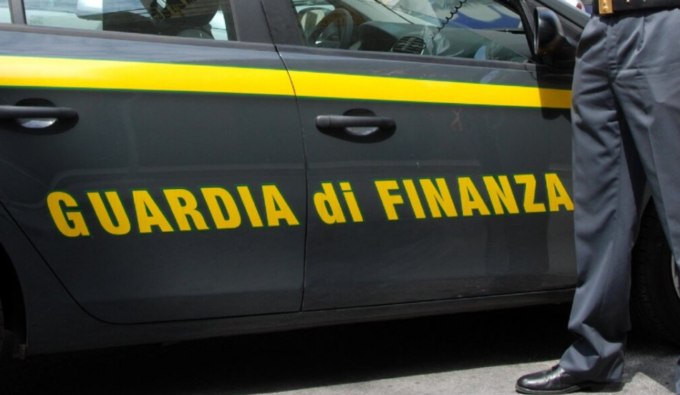 Operazione “The Mask” della Guardia di Finanza: sequestri per corruzione, fatture false e truffa ai danni dell’AUSL reggiana