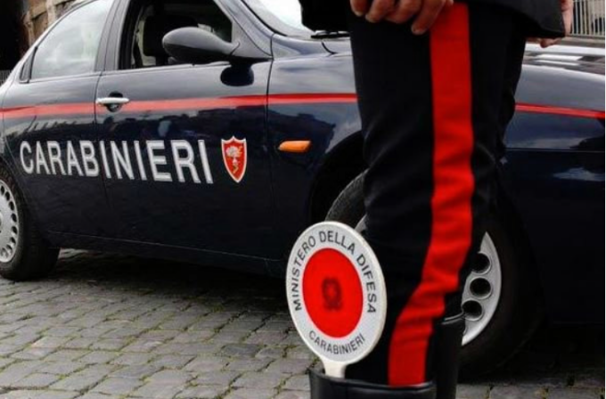 In macchina con un machete prova a sfuggire ai controlli dei carabinieri