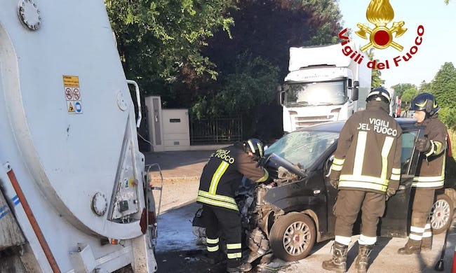 Auto tampona camion dei rifiuti, gravissimo l’operatore della raccolta
