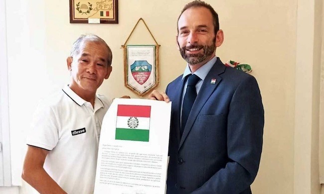 Premiato in Comune a Reggio Phan Van Nghiep: ogni giorno tiene pulita la città