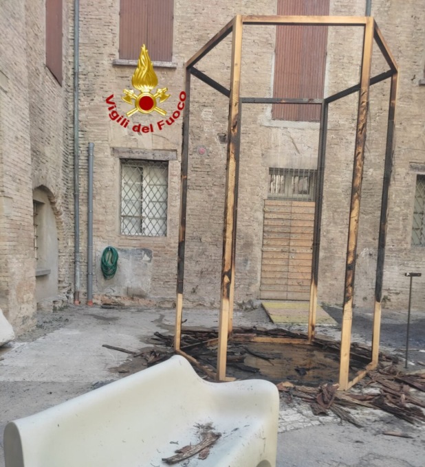 Musei civici di Reggio Emilia: bruciata un’opera d’arte