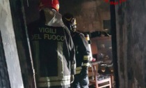 Appartamento distrutto da un'incendio in via Piccinni: l'inquilino è in gravi condizioni