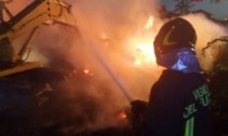 Incendio nella notte a Casina: 90 rotoballe in fiamme in un campo in via Montale