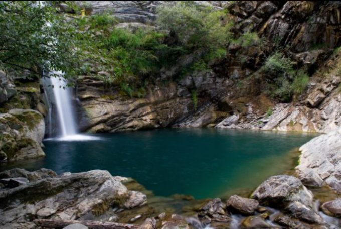 Si rifugia dal caldo alle Cascate del Golfarone e fa un tuffo di 10 metri: ferito un 24enne