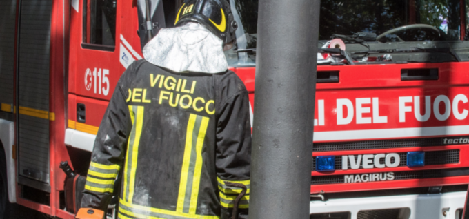Camion prende fuoco lungo l’Autosole, chiuso un tratto tra Modena e Reggio