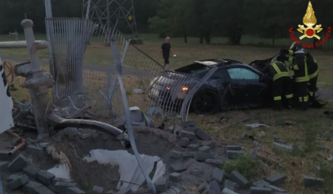 Veggia: Porsche esce di strada, si ribalta e si schianta contro lo scambiatore del metanodotto