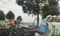 Il fuoco distrugge 100 rotoballe di fieno a Cavriago
