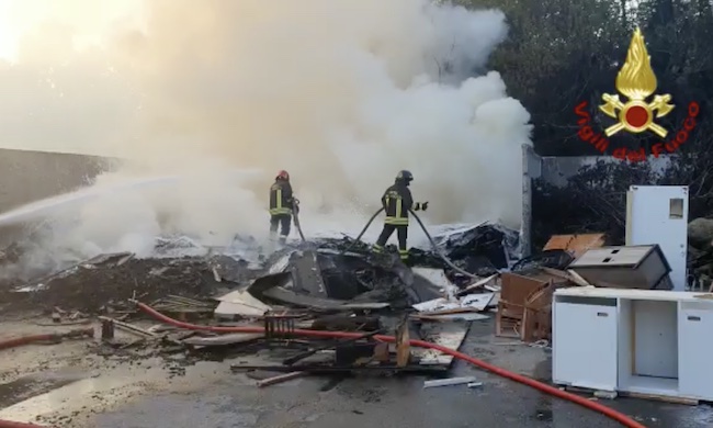 Incendio all’isola ecologica Reggio 2: al rogo più di 300 quintali di vecchi mobili
