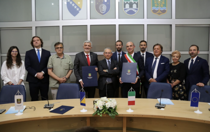 Firmato dai sindaci Luca Vecchi e Srđan Mandić il patto di gemellaggio fra Reggio Emilia e Sarajevo Centar