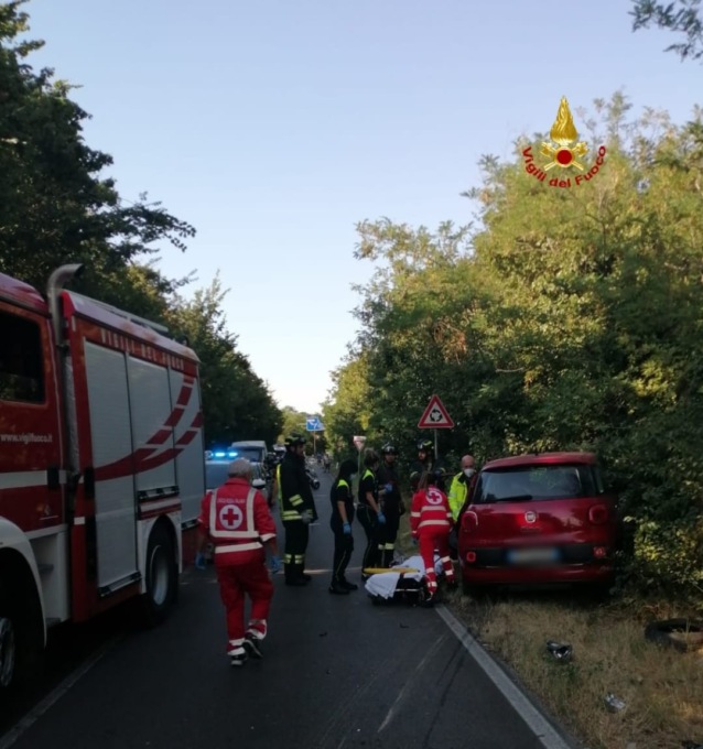 Quattro Castella, scontro frontale in frazione Puianello: tre feriti