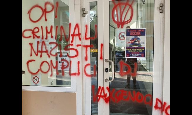 Anche la sede dell’Ordine degli Infermieri imbrattata dai no-vax