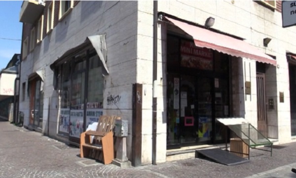 Vanno a comprare l’alcol, ma il gestore si rifiuta per rispettare l’ordinanza: scatta la rissa