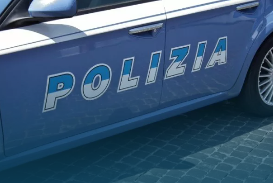 Abusa della figlia e la moglie lo denuncia: arrestato