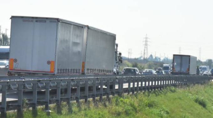 Campegine, scontro tra auto e moto sulla A1: grave un 38enne