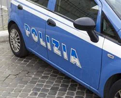 Ruba in un supermercato e poi aggredisce gli agenti per tentare la fuga: arrestato 33enne dalla Polizia di Stato
